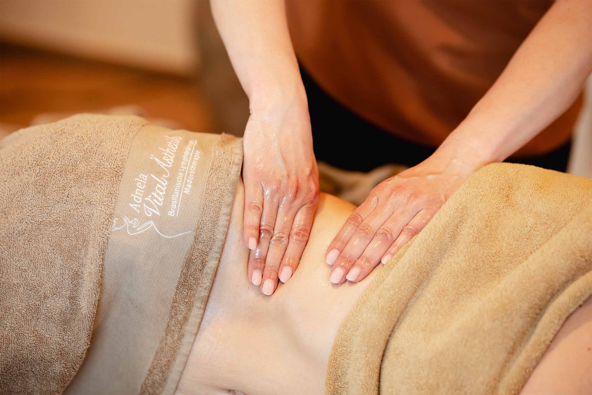 Brasilianische Lymphdrainage am Bauch im Studio Adnela Vital Aesthetik in Bad Zwesten