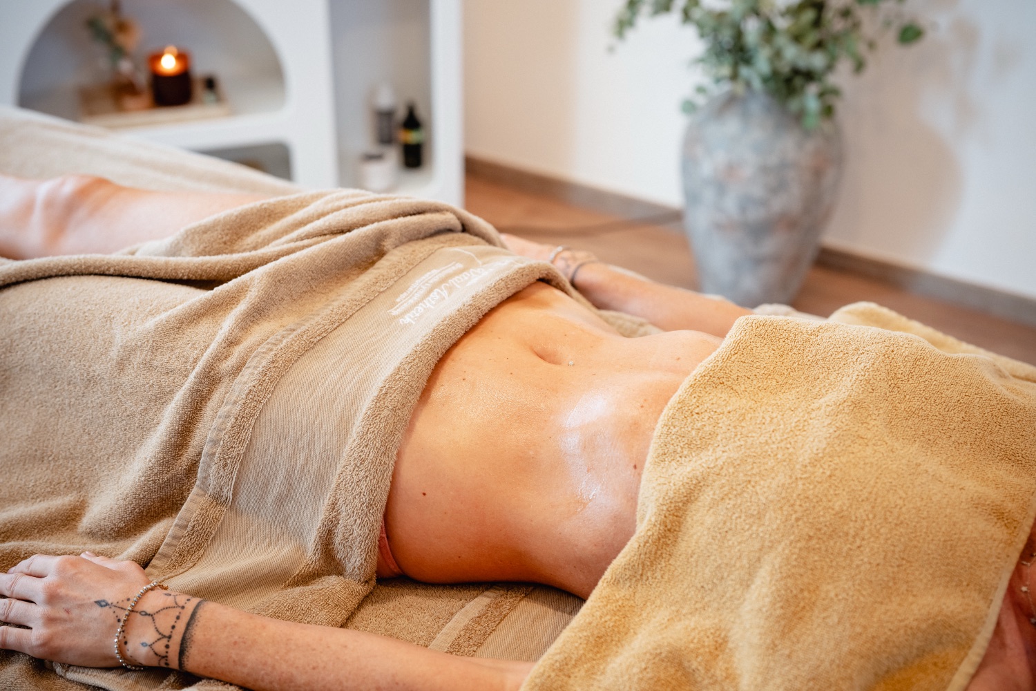 Bauchpartie nach einer Behandlung im Studio Adnela Vital Ästhetik in Bad Zwesten