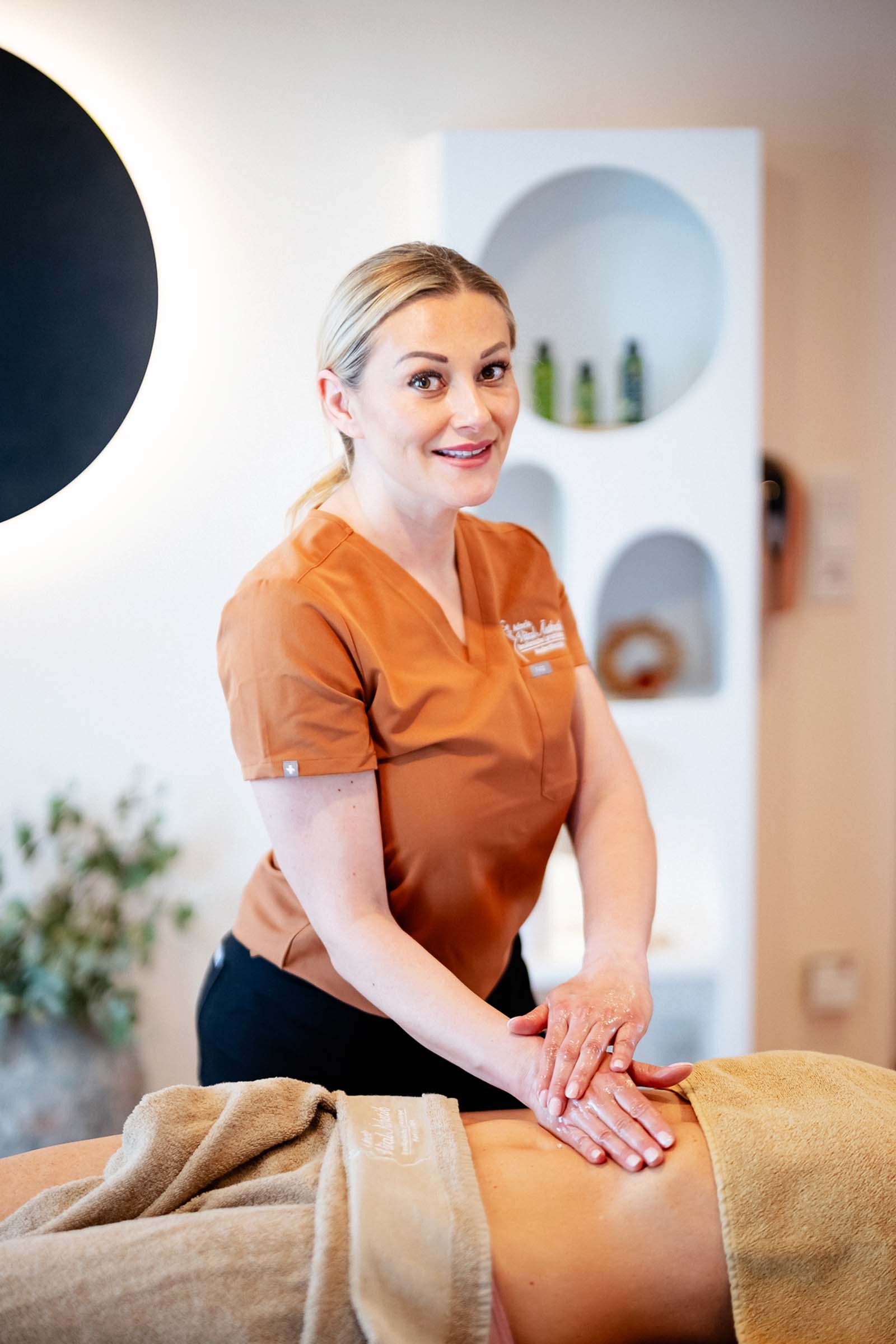 Adnela Knieling, Inhaberin von Adnela Vital Ästhetik, bei einer Behandlung im Studio in Bad Zwesten