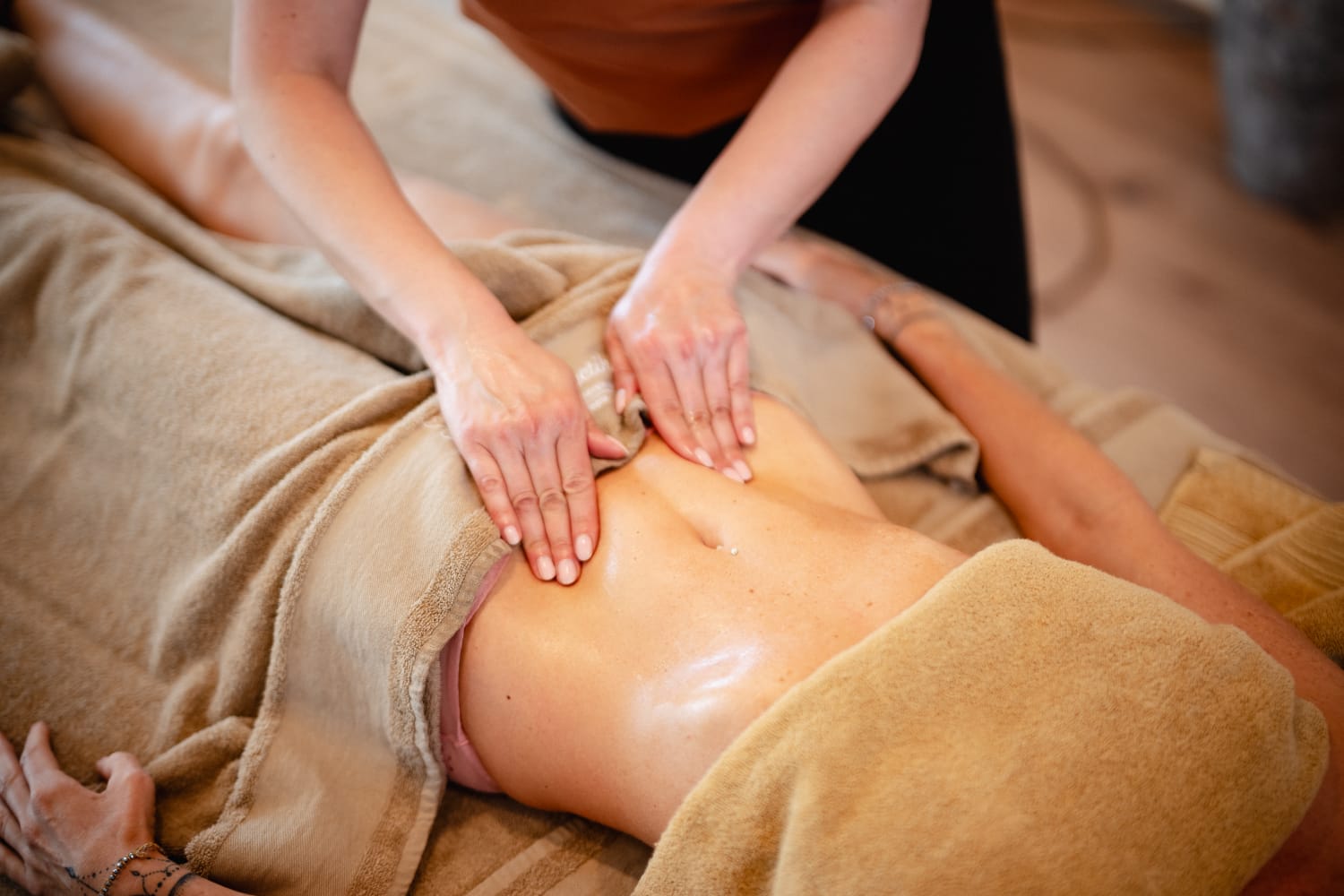 Handgriffe der Brasilianischen Lymphdrainage am Bauch bei Adnela Vital Ästhetik