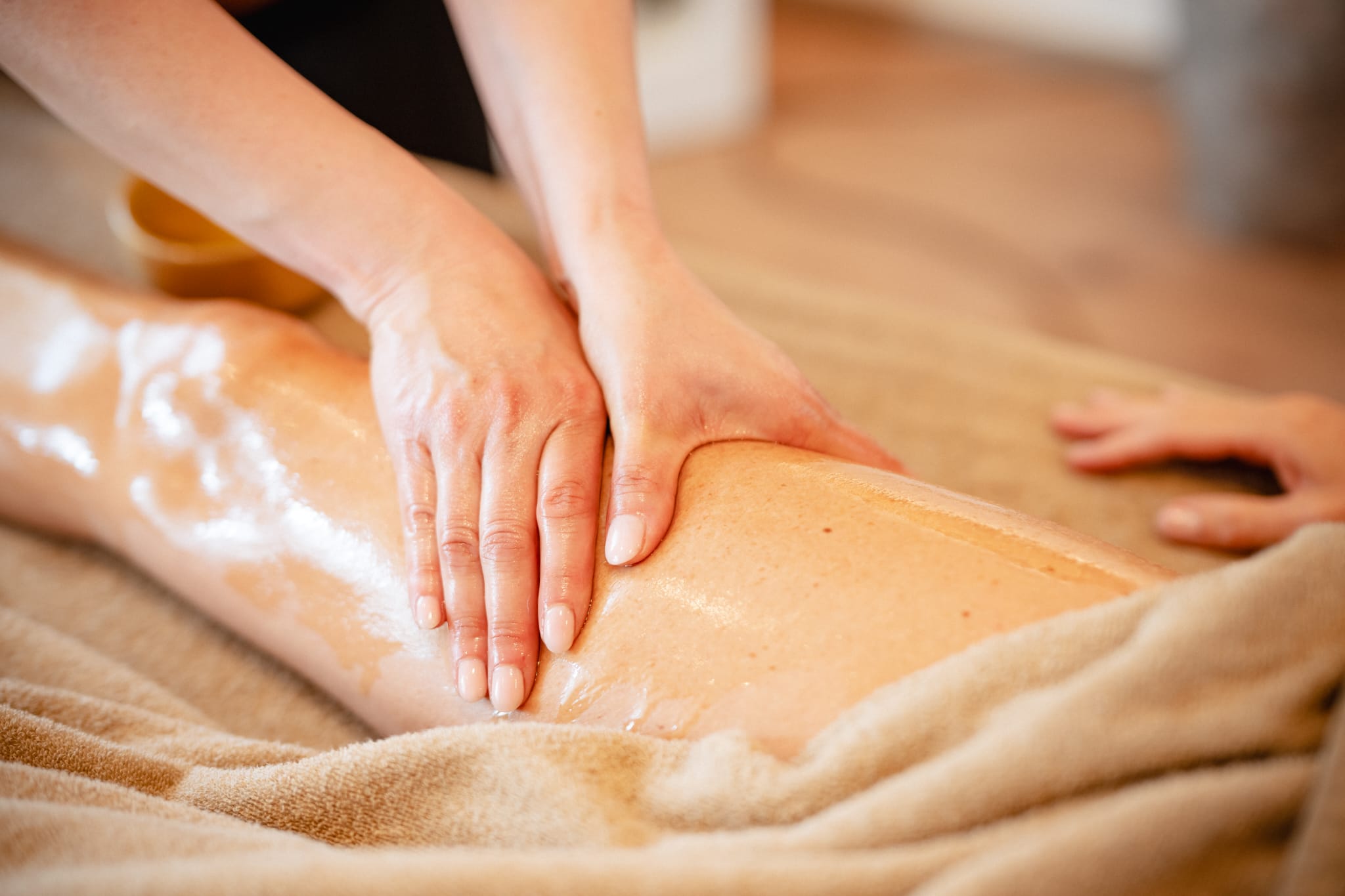 Brasilianische Lymphdrainage am Bein mit gleichmäßigem sanftem Druck