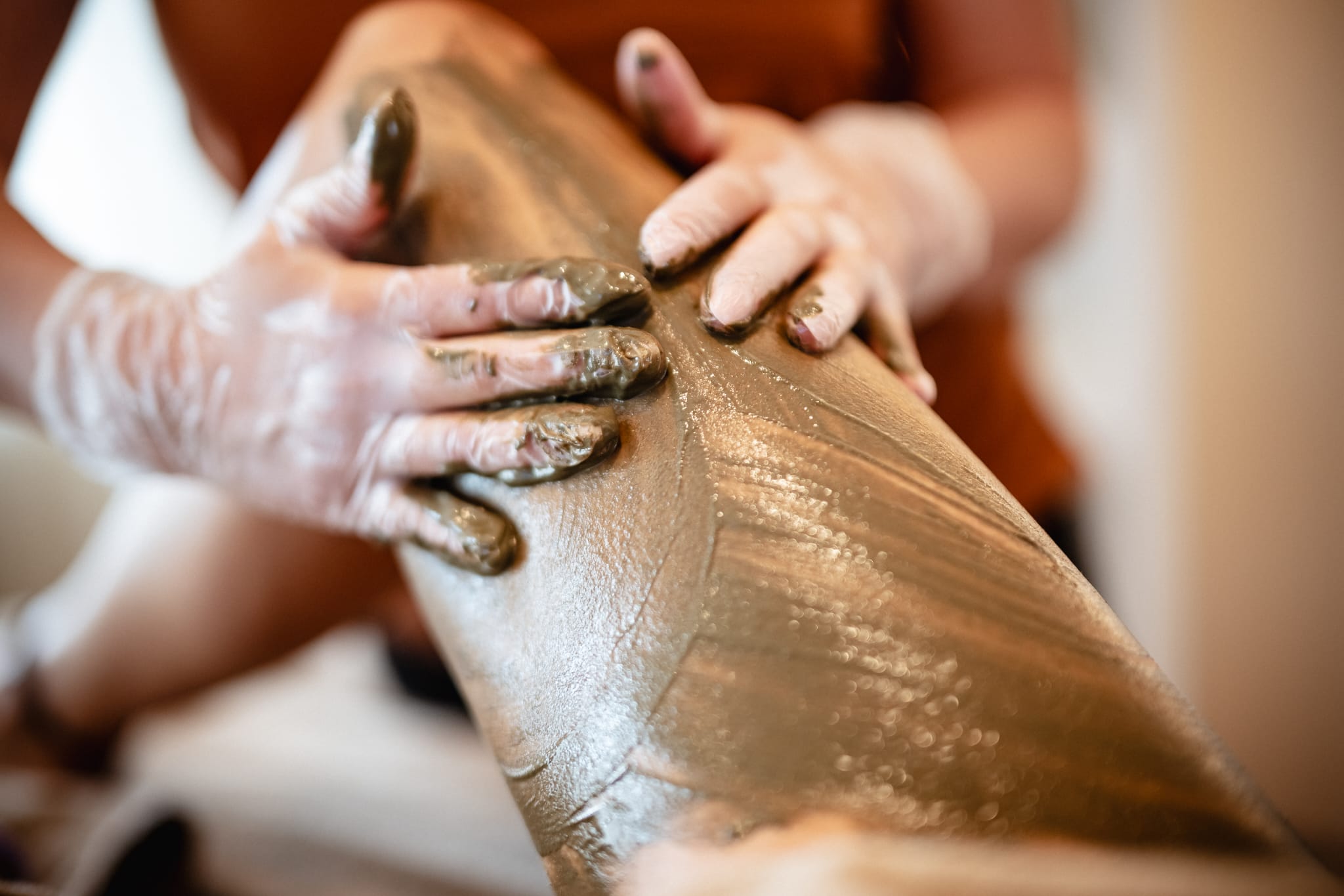 Algenwickel am Bein als kosmetische Anwendung bei Cellulite