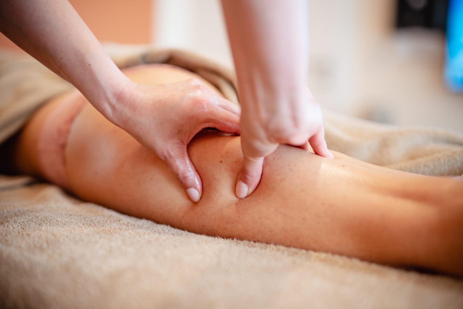 Kosmetische Cellulite-Massage am Oberschenkel in Bad Zwesten
