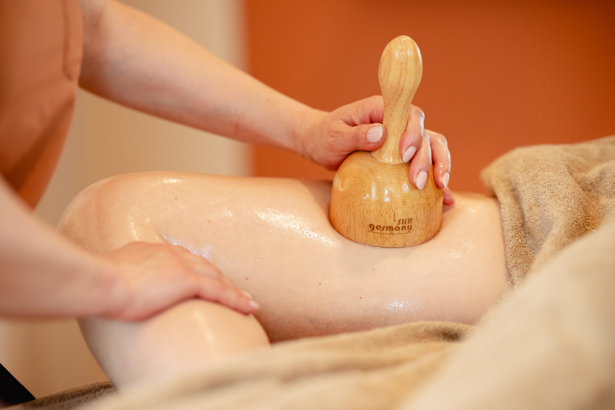 Maderotherapie am Bein mit dem Madero-Holzbecher