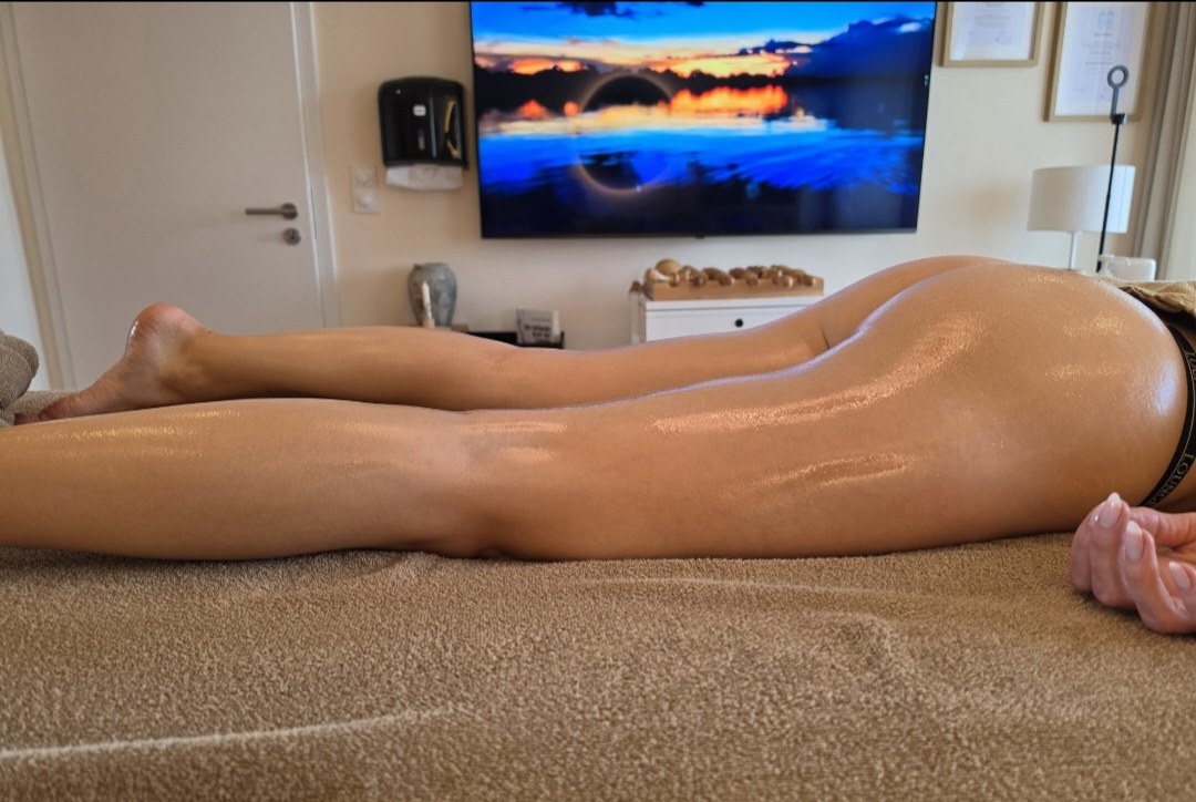 Beine einer Kundin auf der Liege im Studio von Adnela Vital Ästhetik in Bad Zwesten